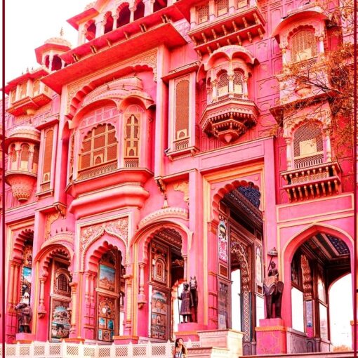 जयपुर राजस्थान की राजधानी है और पर्यटकों द्वारा इसे "गुलाबी शहर" के रूप में भी जाना जाता है। और यात्रियों। शहर अनगिनत ऐतिहासिक स्मारकों और संरक्षित इमारतों से भरा हुआ है